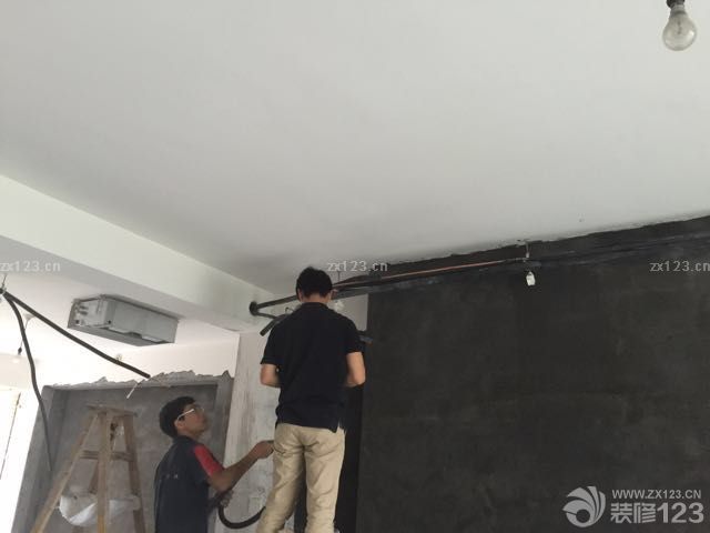 裝空調(diào)鉆孔，把樓上的水管打爆了，真是郁悶，來(lái)來(lái)回回花了好幾天才修好。