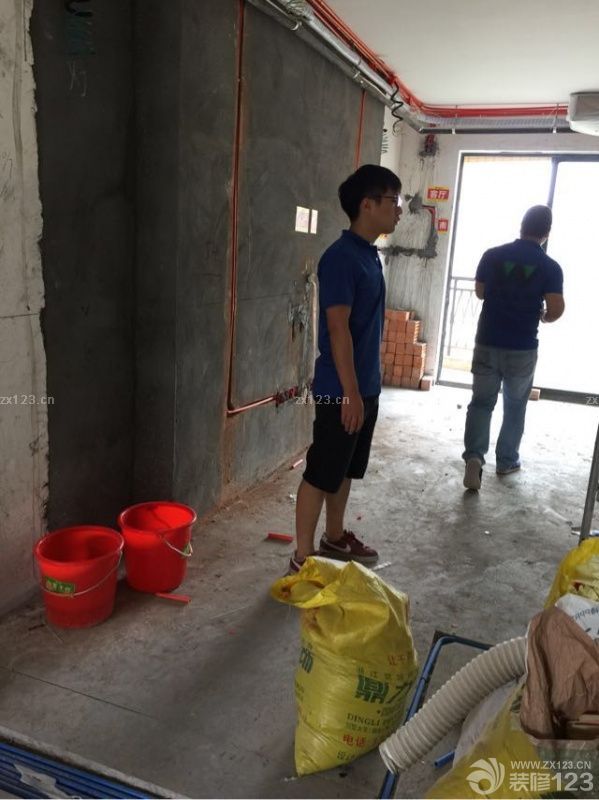 水電總算做完了，今天水電驗(yàn)收了，不過(guò)廚房的鍋爐水管哪里和陽(yáng)臺(tái)水龍頭有點(diǎn)滲水。