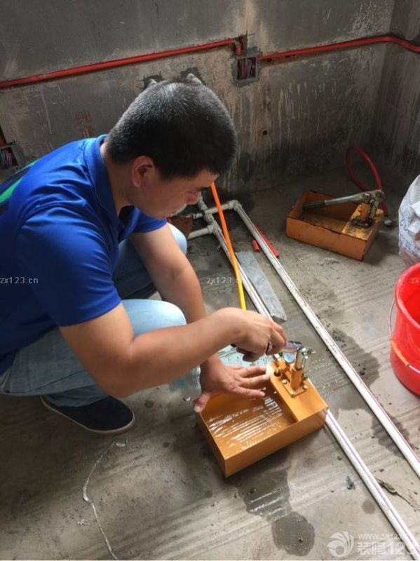 水電總算做完了，今天水電驗(yàn)收了，不過(guò)廚房的鍋爐水管哪里和陽(yáng)臺(tái)水龍頭有點(diǎn)滲水。