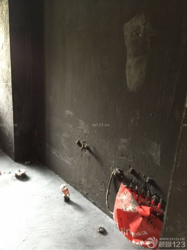 泥工做好封槽，這幾天衛(wèi)生間做防水測(cè)試。