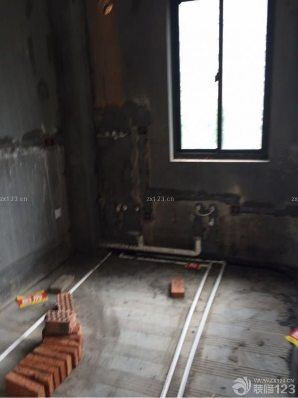 泥工做好封槽，這幾天衛(wèi)生間做防水測(cè)試。