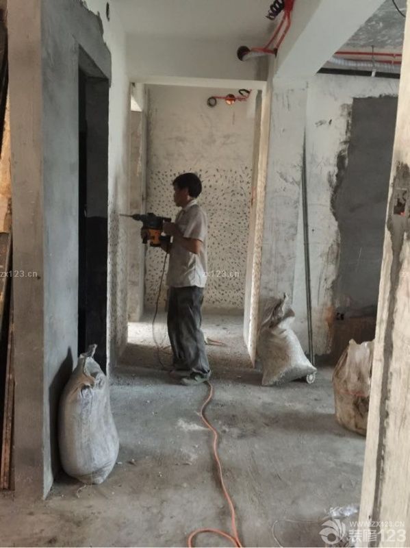 訂門(mén)口花磚，開(kāi)始貼廚房墻磚，客餐廳過(guò)道，陽(yáng)臺(tái)墻面打毛，為貼墻磚。