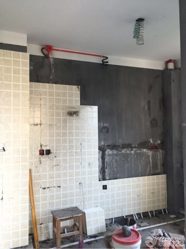 訂門(mén)口花磚，開(kāi)始貼廚房墻磚，客餐廳過(guò)道，陽(yáng)臺(tái)墻面打毛，為貼墻磚。