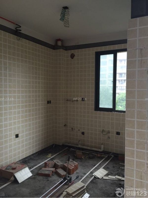 廚房墻磚貼好，今天木工也進(jìn)場(chǎng)，昨天預(yù)約了封陽(yáng)臺(tái)，讓他們報(bào)個(gè)價(jià)，貨比三家總沒(méi)錯(cuò)。