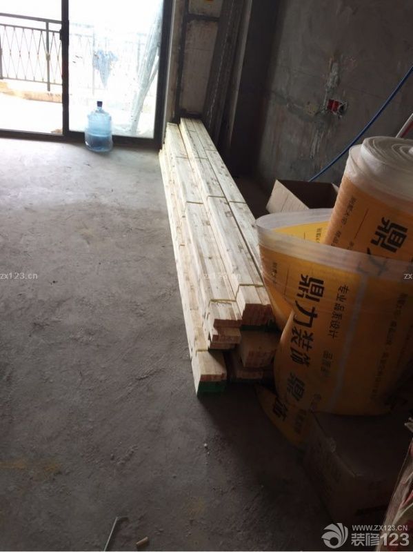 廚房墻磚貼好，今天木工也進(jìn)場(chǎng)，昨天預(yù)約了封陽(yáng)臺(tái)，讓他們報(bào)個(gè)價(jià)，貨比三家總沒(méi)錯(cuò)。