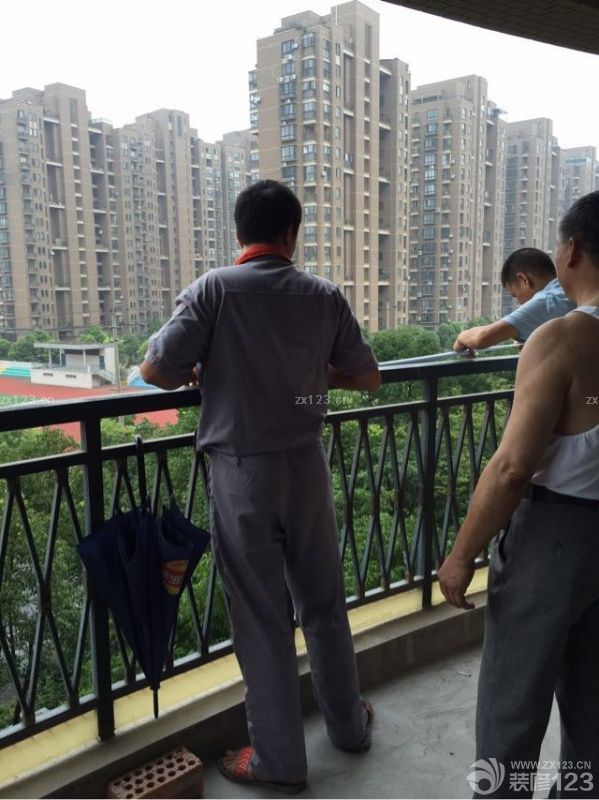 廚房墻磚貼好，今天木工也進(jìn)場(chǎng)，昨天預(yù)約了封陽(yáng)臺(tái)，讓他們報(bào)個(gè)價(jià)，貨比三家總沒(méi)錯(cuò)。