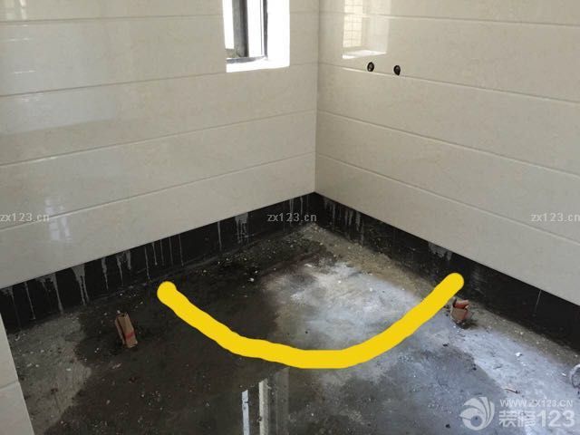 衛(wèi)生間地漏本來(lái)好好的，結(jié)果老爸沒(méi)搞清楚狀況讓工人把對(duì)的給堵上了，結(jié)果現(xiàn)在還得返工做回原來(lái)的樣子，木工師傅進(jìn)度倒是挺快的，過(guò)道和北門(mén)書(shū)房的柜子都已經(jīng)打好了。