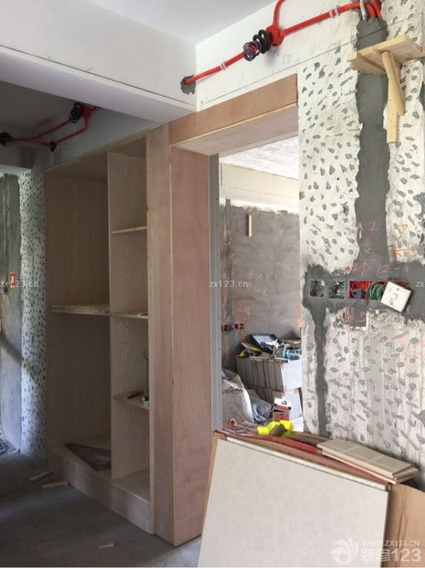 衛(wèi)生間地漏本來(lái)好好的，結(jié)果老爸沒(méi)搞清楚狀況讓工人把對(duì)的給堵上了，結(jié)果現(xiàn)在還得返工做回原來(lái)的樣子，木工師傅進(jìn)度倒是挺快的，過(guò)道和北門(mén)書(shū)房的柜子都已經(jīng)打好了。