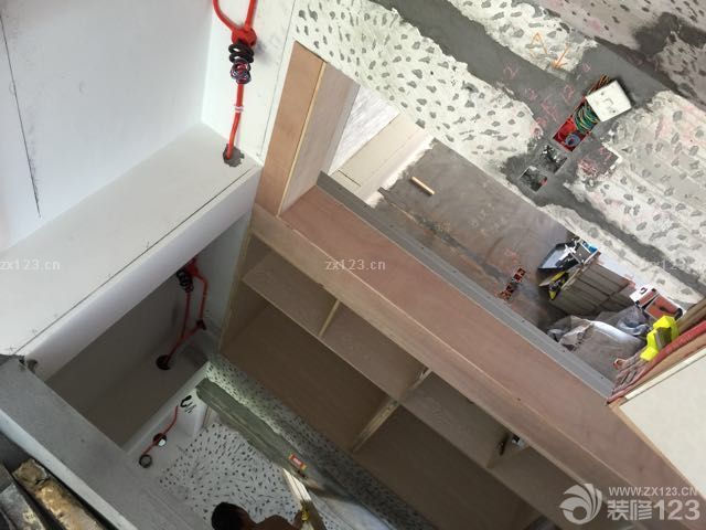 衛(wèi)生間地漏本來(lái)好好的，結(jié)果老爸沒(méi)搞清楚狀況讓工人把對(duì)的給堵上了，結(jié)果現(xiàn)在還得返工做回原來(lái)的樣子，木工師傅進(jìn)度倒是挺快的，過(guò)道和北門(mén)書(shū)房的柜子都已經(jīng)打好了。