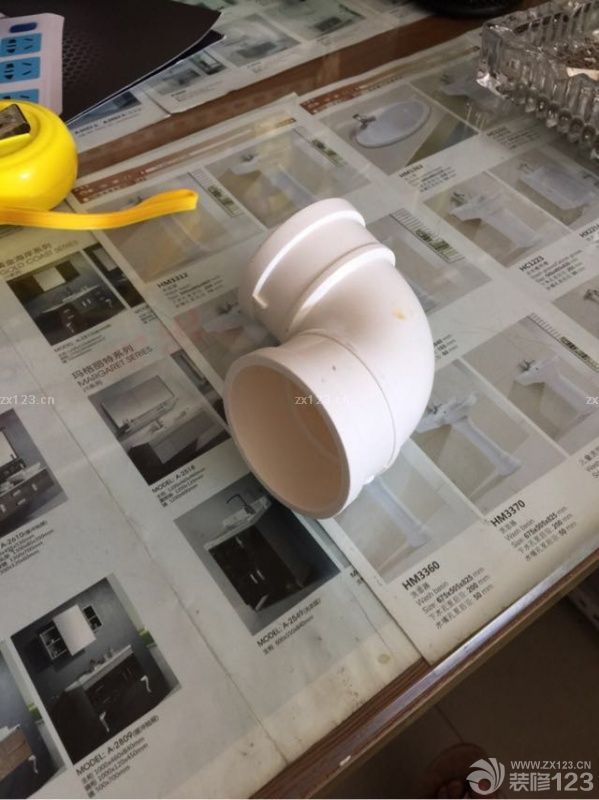 衛(wèi)生間地漏本來(lái)好好的，結(jié)果老爸沒(méi)搞清楚狀況讓工人把對(duì)的給堵上了，結(jié)果現(xiàn)在還得返工做回原來(lái)的樣子，木工師傅進(jìn)度倒是挺快的，過(guò)道和北門(mén)書(shū)房的柜子都已經(jīng)打好了。