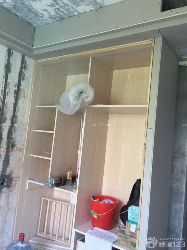 門(mén)口吊頂快讓我崩潰了。真的覺(jué)得一刻不盯著就覺(jué)得不能弄好的樣子。