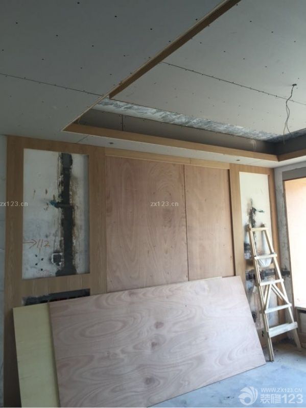 門(mén)口吊頂快讓我崩潰了。真的覺(jué)得一刻不盯著就覺(jué)得不能弄好的樣子。