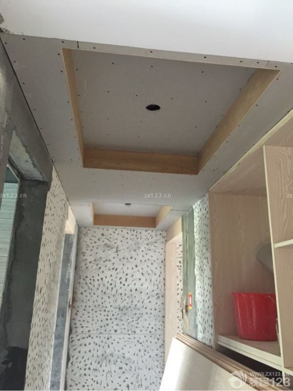 門(mén)口吊頂快讓我崩潰了。真的覺(jué)得一刻不盯著就覺(jué)得不能弄好的樣子。