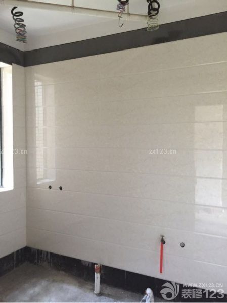 護(hù)墻磚已全部貼好，地暖水管也已經(jīng)鋪設(shè)完工。