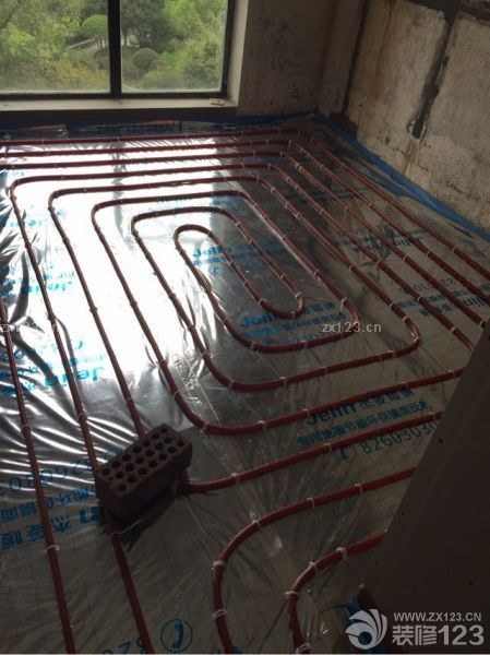 護(hù)墻磚已全部貼好，地暖水管也已經(jīng)鋪設(shè)完工。