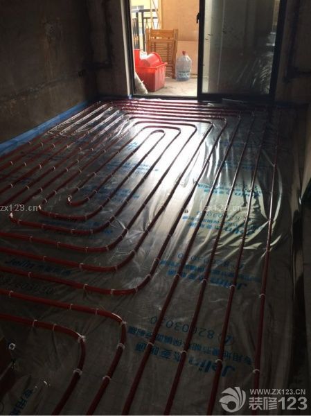 護(hù)墻磚已全部貼好，地暖水管也已經(jīng)鋪設(shè)完工。