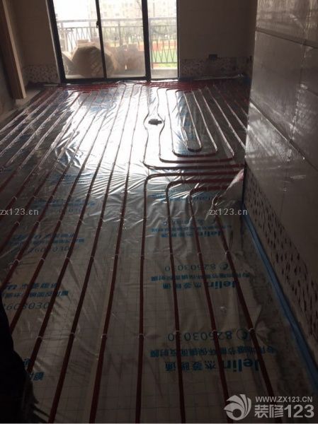 護(hù)墻磚已全部貼好，地暖水管也已經(jīng)鋪設(shè)完工。