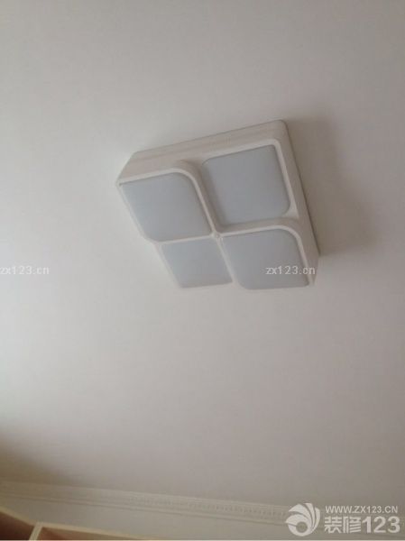 書屋，燈和衣帽間！手機(jī)像素請忽略。粉刷之后看起來就是不一樣，精神很多了。而且漂亮許多。