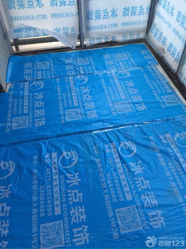 客廳磚弄好了，晾了兩天，項目經理黃工來鋪了保護膜，弄到了晚上八點多，太盡責了！