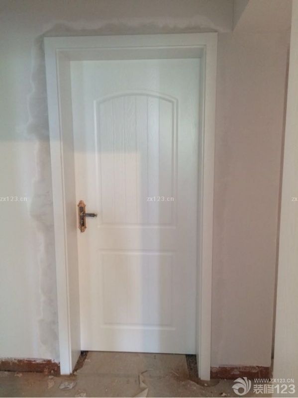 安裝門～油漆進一半的時候入場，先裝好房門，其次裝衛生間門，再裝柜門，最后裝索拉門！