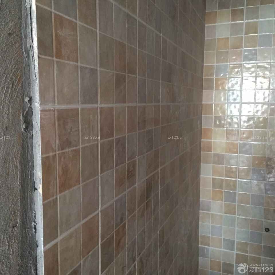 貼磚結(jié)束，在之前不知道跑了多少家裝飾城，一家家的對(duì)比價(jià)格，最后還是選了一個(gè)小牌子，5元一片磚，真的算是很便宜了<br>第一張圖是陽(yáng)臺(tái) 第二張圖是廚房 第三張圖 洗手間。