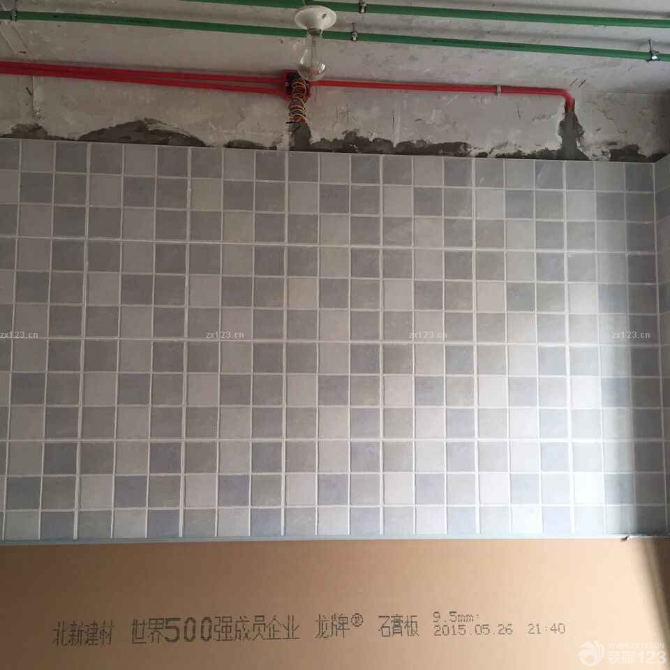貼磚結(jié)束，在之前不知道跑了多少家裝飾城，一家家的對(duì)比價(jià)格，最后還是選了一個(gè)小牌子，5元一片磚，真的算是很便宜了<br>第一張圖是陽(yáng)臺(tái) 第二張圖是廚房 第三張圖 洗手間。