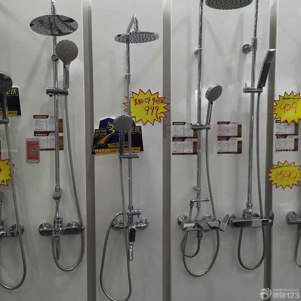 最近南京梅雨季節(jié)，可是我家進(jìn)入油漆階段，基層就做了好幾天了，一直在下雨，工程進(jìn)度也慢了，膩?zhàn)踊臼且粋€(gè)星期才能干，3層膩?zhàn)泳?周呀，不過(guò)我們也沒(méi)閑著，跑到建材市場(chǎng)，看看馬桶啊，花灑，浴室柜，最后選擇了美標(biāo)的花灑和馬桶，正好趕上他們下周6 30周年慶，活動(dòng)力度比較大，便先登記了，店員給我們說(shuō)，下周六要早點(diǎn)過(guò)來(lái)，折扣商品都是限量的，來(lái)遲了就沒(méi)有了<br>