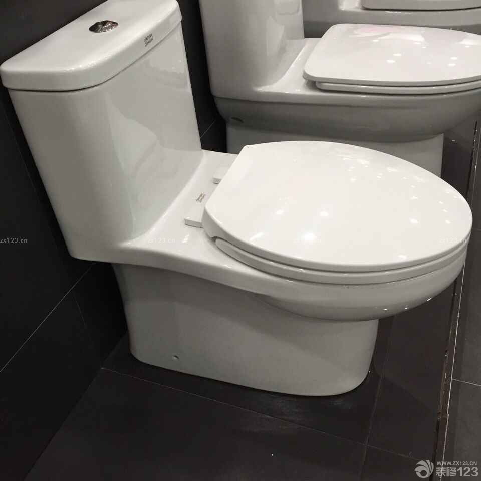 最近南京梅雨季節(jié)，可是我家進(jìn)入油漆階段，基層就做了好幾天了，一直在下雨，工程進(jìn)度也慢了，膩?zhàn)踊臼且粋€(gè)星期才能干，3層膩?zhàn)泳?周呀，不過(guò)我們也沒(méi)閑著，跑到建材市場(chǎng)，看看馬桶啊，花灑，浴室柜，最后選擇了美標(biāo)的花灑和馬桶，正好趕上他們下周6 30周年慶，活動(dòng)力度比較大，便先登記了，店員給我們說(shuō)，下周六要早點(diǎn)過(guò)來(lái)，折扣商品都是限量的，來(lái)遲了就沒(méi)有了<br>