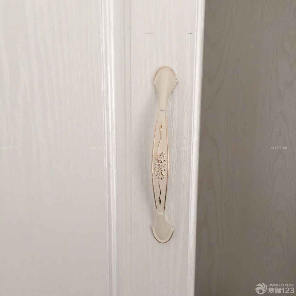 櫥柜門(mén)25號(hào)到了，就給裝修公司電話了，之前在網(wǎng)上看到其他家裝門(mén)都是一等再等，我可不希望我家裝個(gè)門(mén)等個(gè)一周，好在裝修公司26號(hào)就喊師傅過(guò)來(lái)裝門(mén)了，正好周末，我們就跑過(guò)去看看，大熱天的，房子里蚊蟲(chóng)飛飛，看著師傅裝的還挺認(rèn)真的，每裝好一扇，師傅都要開(kāi)開(kāi)合合好幾次，哪里感覺(jué)不對(duì)在做調(diào)試 ，從上午裝到下午5點(diǎn)，真是夠辛苦的，，不過(guò)最后看到成果還是很不錯(cuò)的。