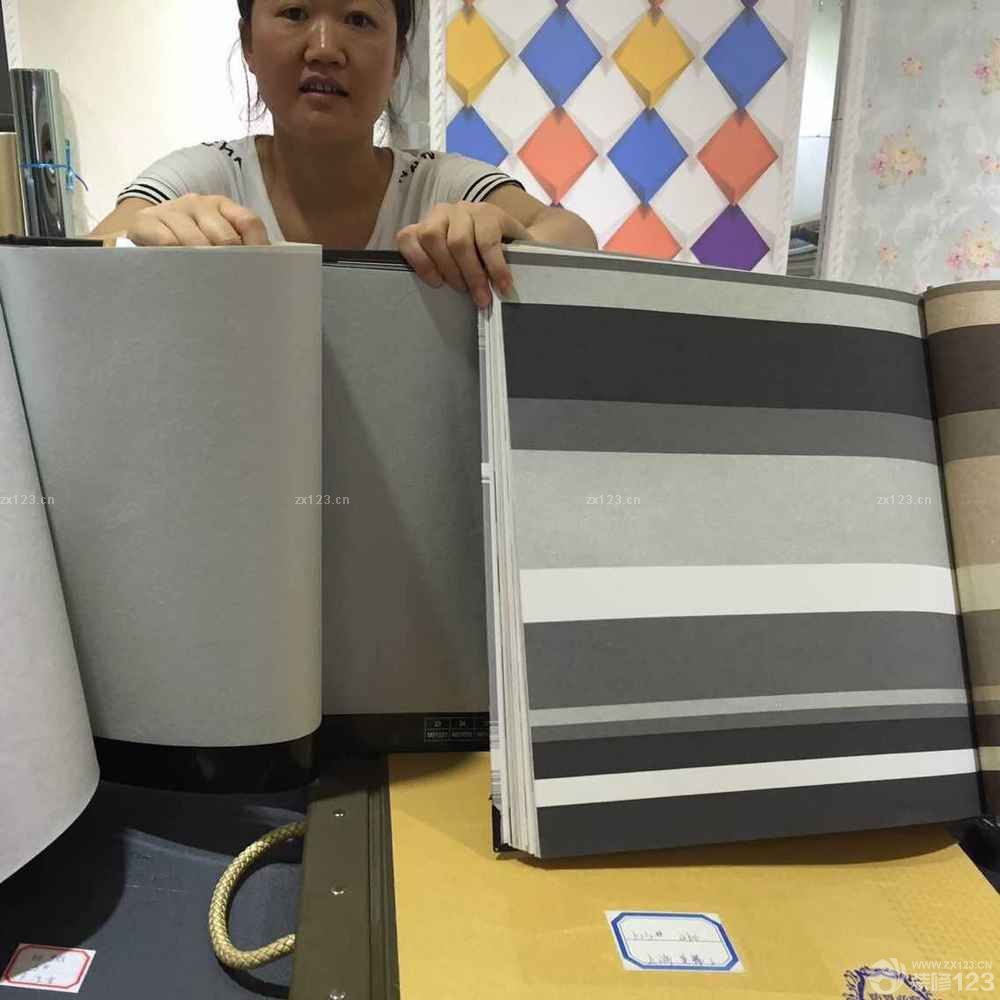 本來(lái)打算主臥室一面墻刷紫色的漆，客廳和餐廳刷咖啡色的漆，可是選的色卡里面都沒(méi)有我喜歡的，最后房間還是選了一個(gè)色卡里面相對(duì)還湊合的紫色，至于餐廳和客廳選的是奶咖色，不過(guò)刷完后，對(duì)客廳和餐廳顏色不滿意呀，下午沖到墻紙那，一個(gè)個(gè)慢慢的選，最終定下客廳餐廳銀色墻紙，電視背景墻選擇條紋。