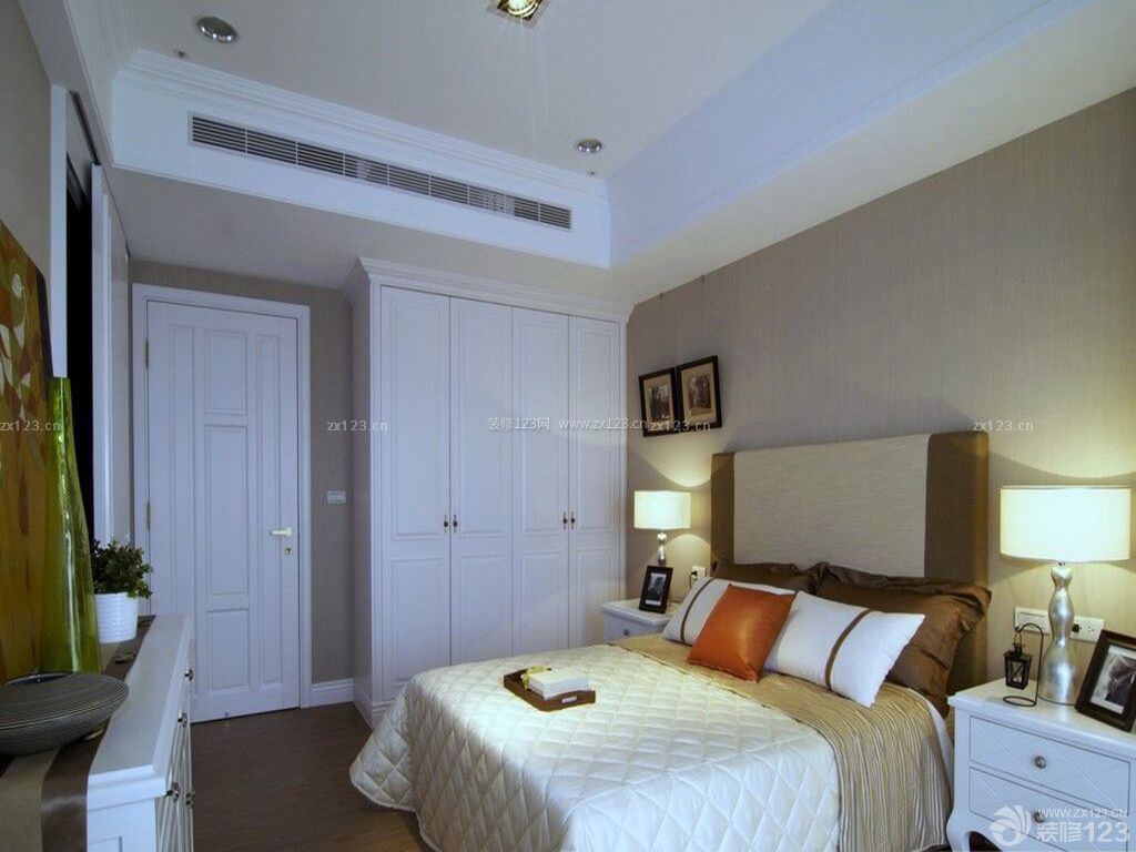12平米卧室白色门装修效果图片