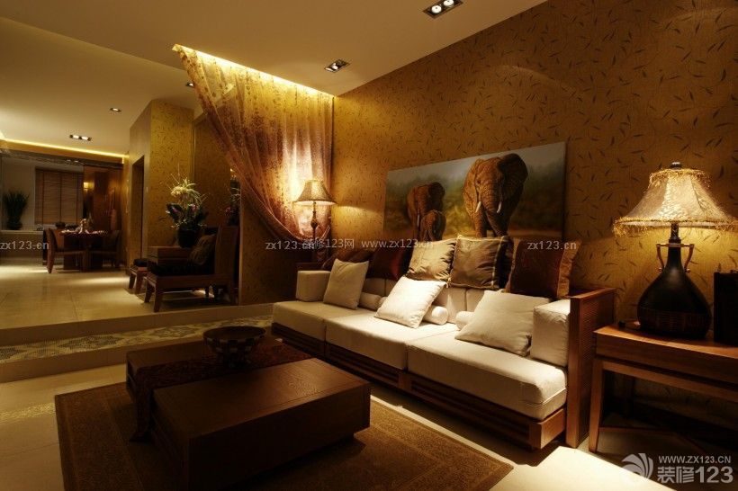 东南亚风格客厅沙发背景墙装修案例