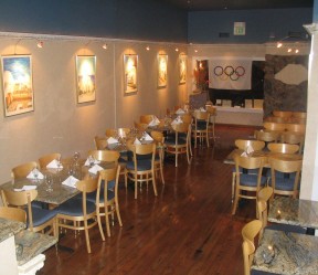 90平方米餐馆装修 深棕色木地板装修效果图片
