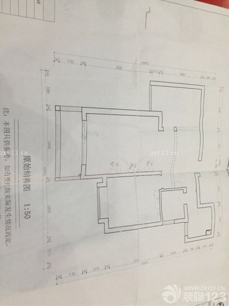 前幾天就有兩個裝修公司的打電話過來說方案設(shè)計好了，叫我們抽空過去談?wù)?！今天剛好?點(diǎn)下班還有點(diǎn)時間，就跟老公一起去了第一家公司。去了找了一會才找到地方，公司不是很大，有點(diǎn)難找！進(jìn)去之后，設(shè)計師就拿了量房跟我們說了大概一些設(shè)計，討論了一些東西放置的位置，由于我們那個餐廳到處是以及我們想在電視機(jī)兩邊放兩個書柜，書比較多，陽臺放洗衣機(jī)那個位置放個洗衣臺，下面能放洗衣機(jī)，左邊是洗手盆下面是柜子的那種。房間的衣柜看到人家做的，把門上做吊柜，衣柜轉(zhuǎn)角過來上面是吊柜下面是梳妝臺那種！門，餐桌不太好放，然后鞋柜啊，冰箱啥的，討論了許久才大概確定放什么位置，加上廚房把水噴和燃?xì)庠顡Q了個位置，水電全部要重新走！報價也大體看了下，說實(shí)話，迷迷糊糊的不太懂，問了這是干嘛那是干嘛，也不是太明白，談到他們快下班，我們就走了，設(shè)計師說幫我們修改方案和報價。