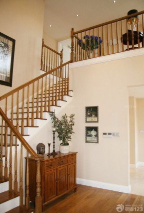 美式小复式实木楼梯装修效果图片