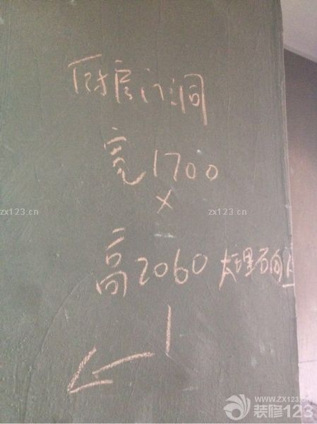 上周因為補磚，停工了三天，今天才又開始，這說明瓷磚師傅去現(xiàn)場量尺的重要性；2.門檻石到了，沒有想像的那么脆弱，其實可以不用鐵絲加固；3.裝修公司居然沒有嚴(yán)格按照做門師傅留的尺寸做門洞，少了3.5cm，估計這個問題會出現(xiàn)糾紛。