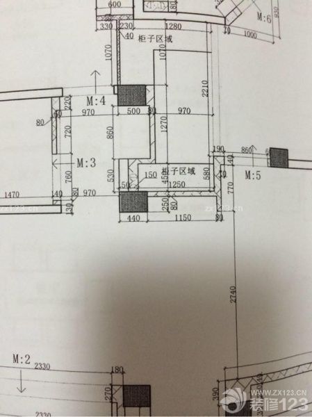 水電驗收是通過了，細節(jié)方面監(jiān)理工作人員說這個工地做的是不錯，就是廚房我們多預留了一個冰箱插座，里面的線本來用4分線，結(jié)果發(fā)現(xiàn)走的是2.5的，然后項目總監(jiān)也是直接要求換掉，盡管走的是單獨的一路線。其他也沒什么大問題！就是今天發(fā)現(xiàn)砌墻這個位置，第二張是干濕區(qū)的臺盆位置但是明顯位置不夠，本來外面還有設(shè)計一個柜子的，但是現(xiàn)在施工人員說柜子不能做，結(jié)果砌了一堵厚厚的墻，然后犄角旮旯里這么小一個臺盆位置。