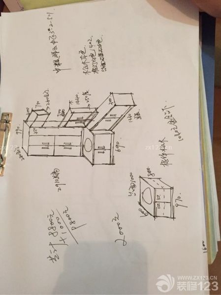 櫥柜糾結(jié)了很久，因為環(huán)保原因。最后選擇了松木柜體吸塑門板，同時為了遮擋陽臺上各種管線做了一個柜子?？托l(wèi)外面洗手臺因為墻壁是梯形無法買到成品洗臉臺也訂做了。