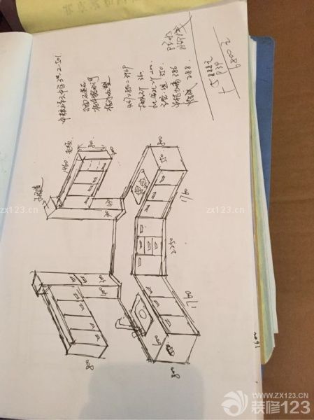 櫥柜糾結(jié)了很久，因為環(huán)保原因。最后選擇了松木柜體吸塑門板，同時為了遮擋陽臺上各種管線做了一個柜子?？托l(wèi)外面洗手臺因為墻壁是梯形無法買到成品洗臉臺也訂做了。