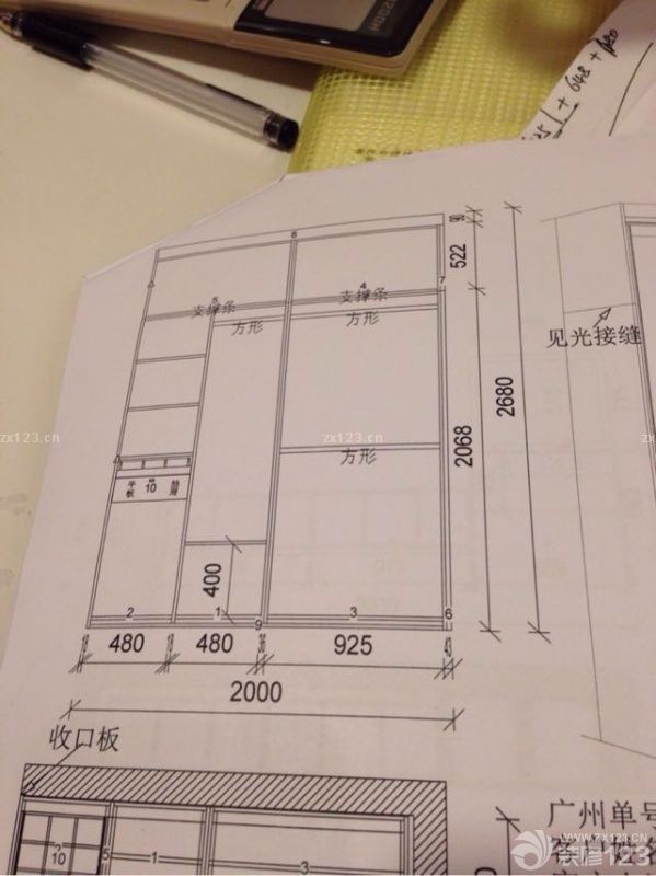 今天在索菲亚的催促下去看了设计师的方案，包括主次卧的衣柜，主卧地台梳妆台和次卧的书桌书橱。基本上是标配，为了省钱。选了白色的，另外就是加了衣杆两个，一个九宫格，两套阻尼。地台和书柜都是本着简单的选择来做了。最终价格是15463，过去交了10000定金。先来个大概的。舒工又全程作陪，还不肯吃饭，真是很没有面子。