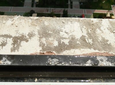 为了防水更好，我家阳台窗外贴了小区外墙色砖，做出了坡度。