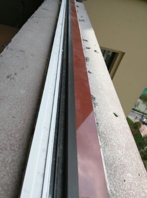 为了防水更好，我家阳台窗外贴了小区外墙色砖，做出了坡度。