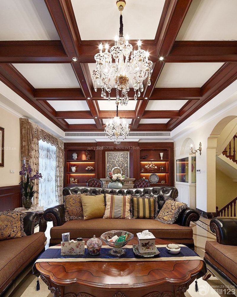 古典欧式别墅客厅木质吊顶装修效果图