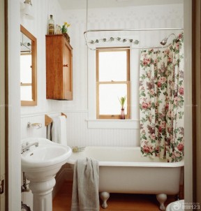 小户型浴缸 深褐色木地板装修效果图片