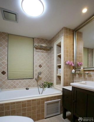小户型浴缸天花灯效果图片