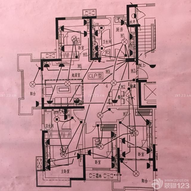 附上我家的戶型圖，可以改變的地方還是很多的。