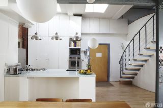 家装假复式楼厨房白色橱柜装修效果图