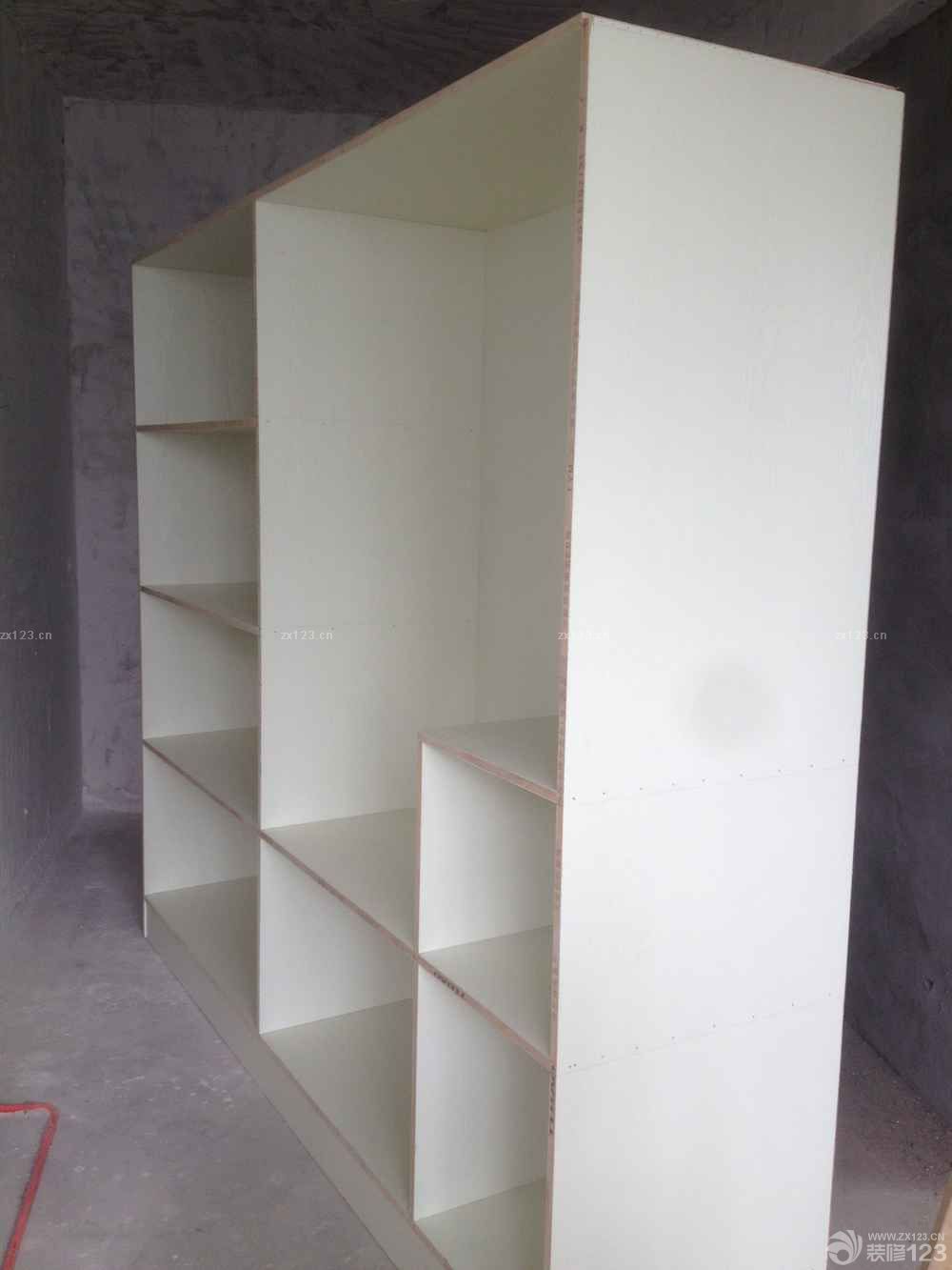 木工開始進(jìn)場了，跟設(shè)計(jì)師還有木工師傅提前約好了時(shí)間，一大早就來了。這是木工跟設(shè)計(jì)師在現(xiàn)場的溝通，師傅很專業(yè)，設(shè)計(jì)師隨便一說就很清楚要怎么做。還是很放心的，1個(gè)星期左右柜子基本就做好了，柜子用的是兔寶寶的板材。早上去看了下吊頂跟大部分做好了的柜子。很滿意，直接上圖給你們看。