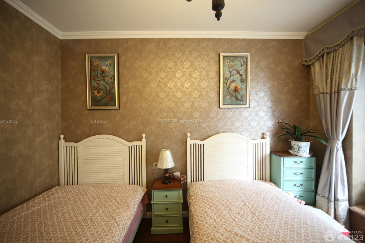 2023美式卧室花纹壁纸装修效果图片