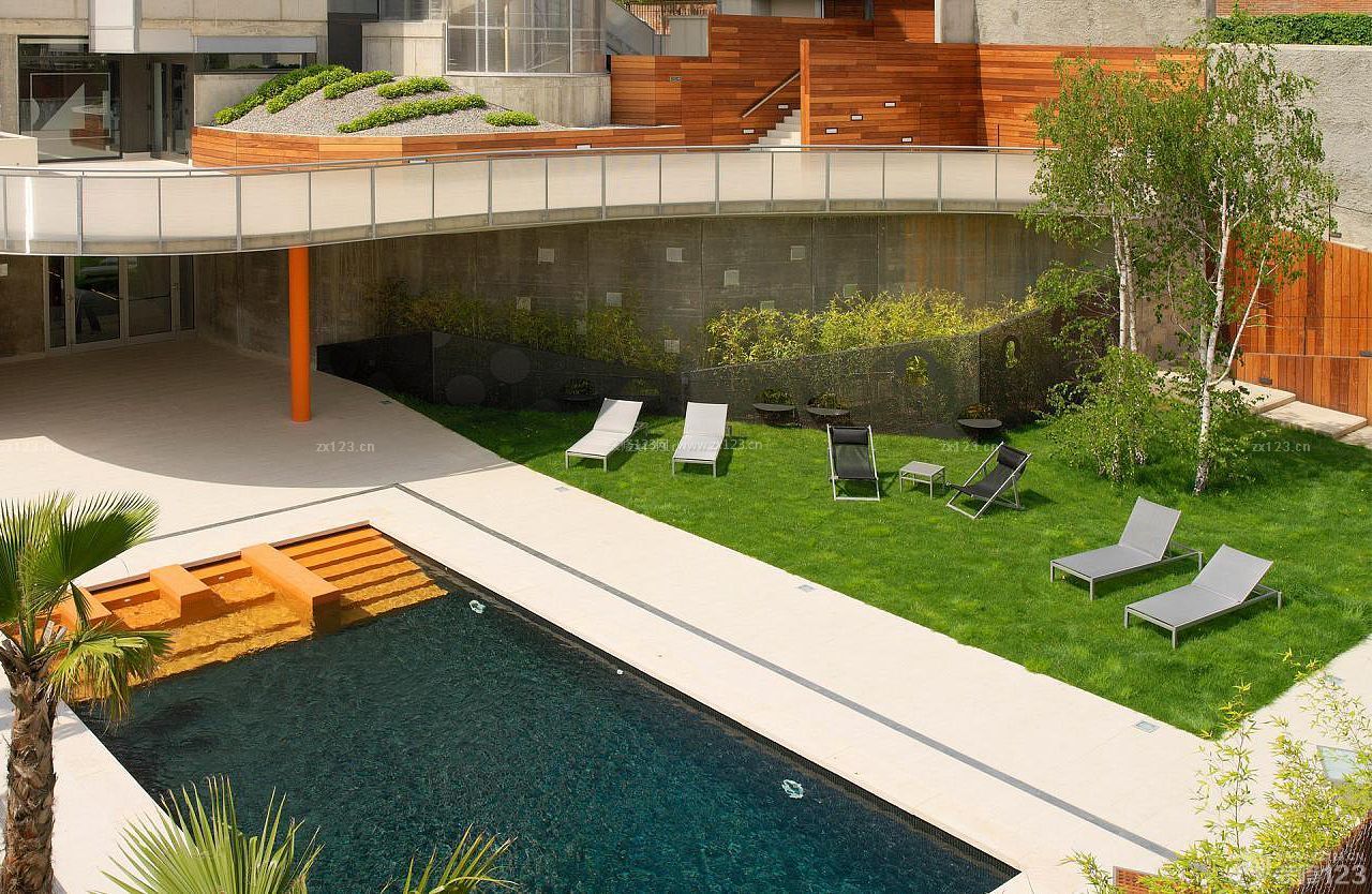 美式风格联排别墅庭院游泳池设计图片
